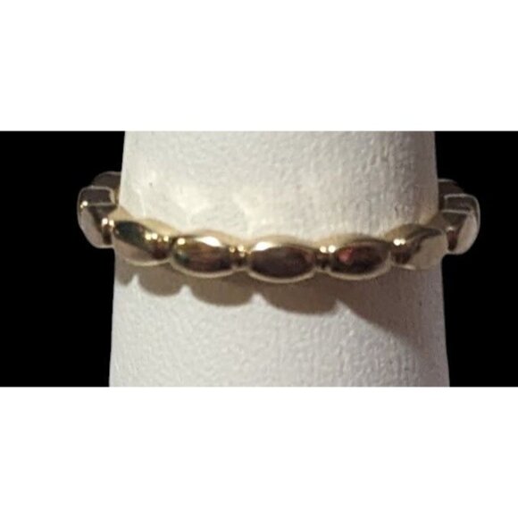 Minimalist Gold Tone Slight Scallop Fashion Ring Size 6 1/2 - Picture 1 of 8